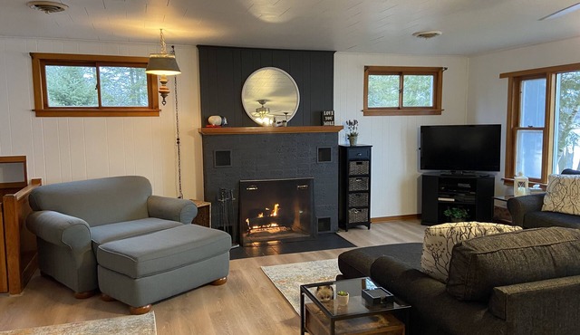 Ole’s Little Cove Cottage, waterfront, close to snowmobile & side by side trails