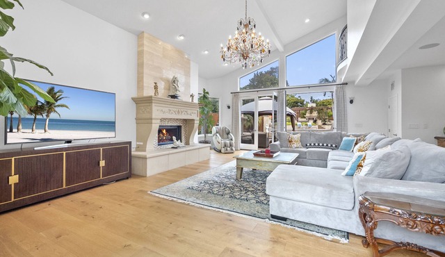 Olite Luxury Estate - Massive Yard, Pool/Spa, Fast WiFi & Outdoor Fireplace