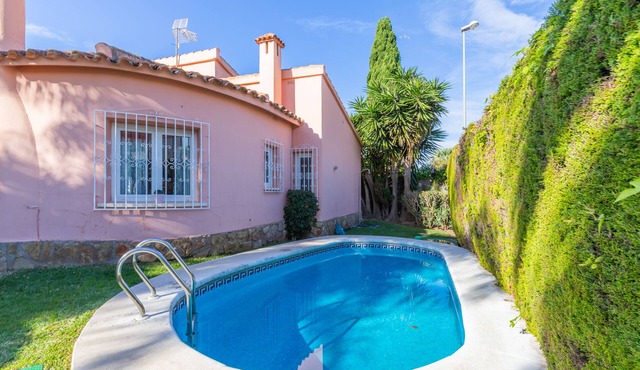 Oliva Nova Golf with pool, Wifi, TV SAT, garden, parking and offerts