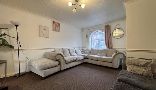 Olive, 3 Bedroom House, Garden, Free Car Park.