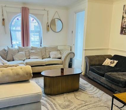 Olive, 3Bedrooms,1 extra Rm, Sleeps 9 with Garden, Free Parking in Grays, Lakeside, London