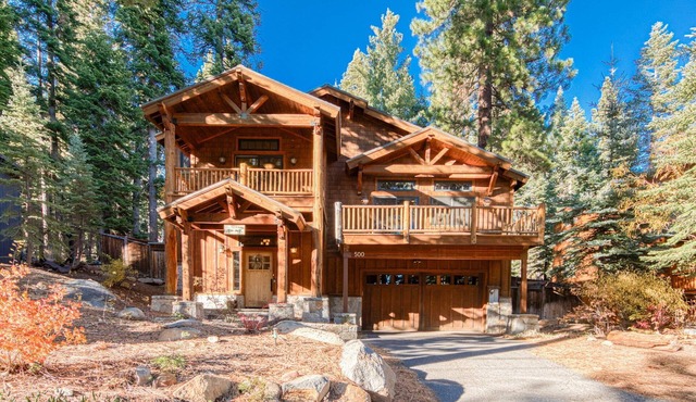 Olive 4 BR Private Hot Tub, Fenced Yard, Pet-Friendly, Walk to Lake