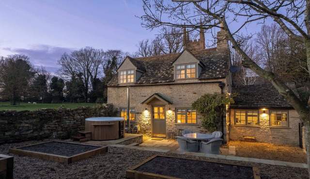 Olive Cottage with Woodfired Hot Tub