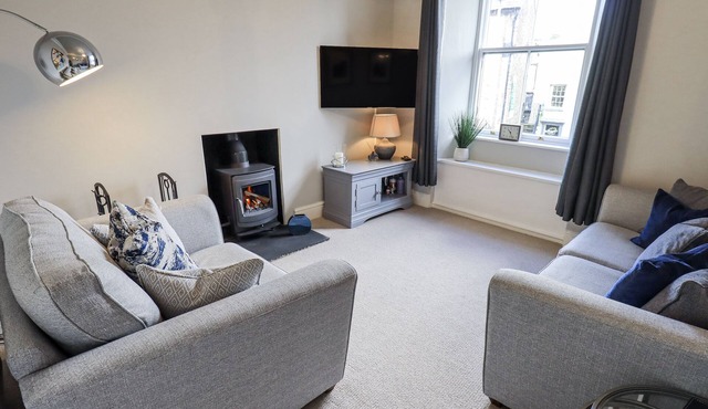 OLIVE COTTAGE, with open fire in Kirkby Stephen