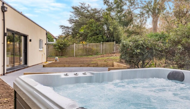 Olive House - Four Bedroom House, Sleeps 8