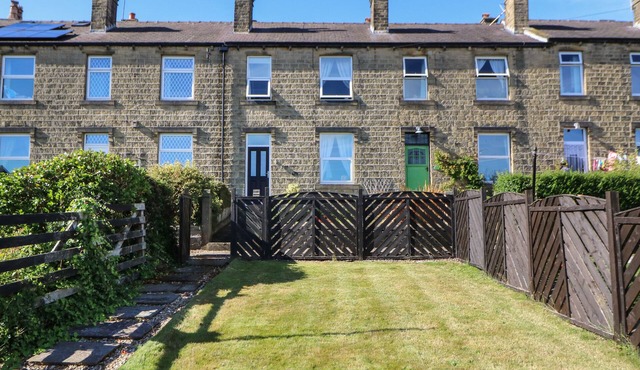 OLIVE TREE COTTAGE, pet friendly, character holiday cottage in Honley