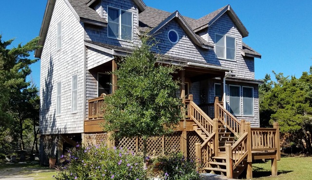 Olivella: Pet friendly, artistic, eclectic artwork, decks, porches.