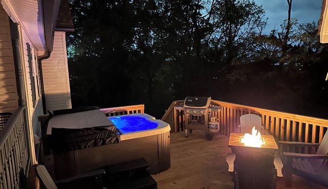 Oliver Twist Cottage - Walk to Downtown - Hot Tub & Grill-Cozy Charm