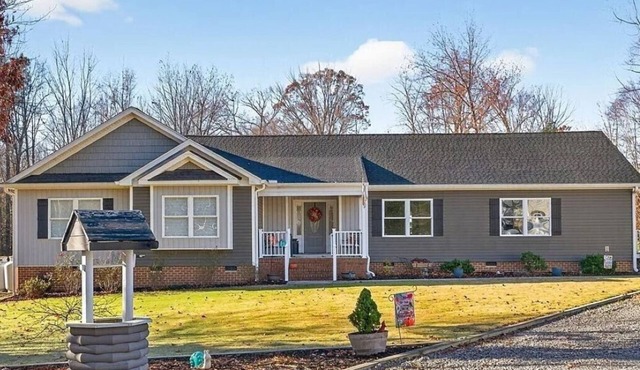 Olivet Oasis - saltwater pool, hot tub, pond, walking trails, game room