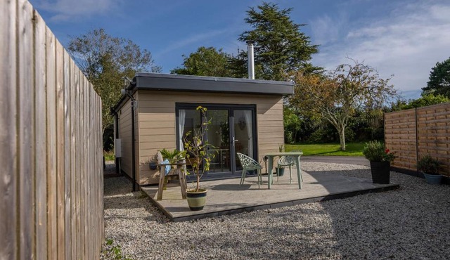 Olverstone Lodge, a beautiful Cornish lodge with wood burner & garden