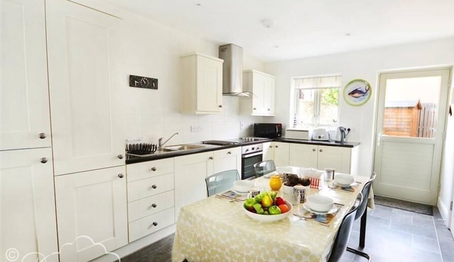 OLYMPIC COTTAGE, pet friendly, with a garden in Fortuneswell