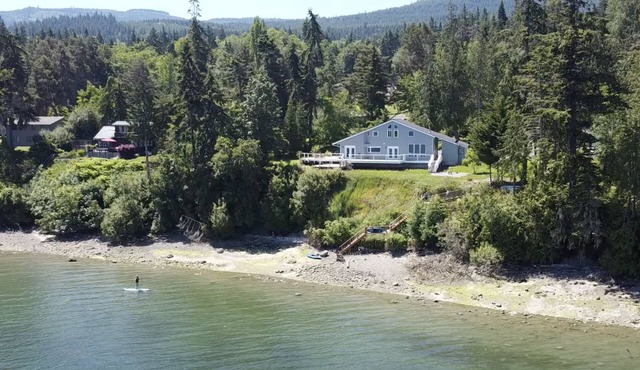 Olympic Forager House on the water with hot tub and kayaks