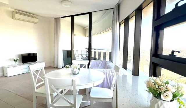 Olympic Park Apartment | Walk to Accor Stadium & Qudos Bank Arena