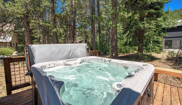 Olympic Valley Hideaway - Remodeled Cabin with Private Hot Tub