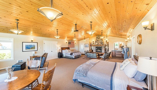 Olympic View room - King, Queen, full kitchen, Hot tub