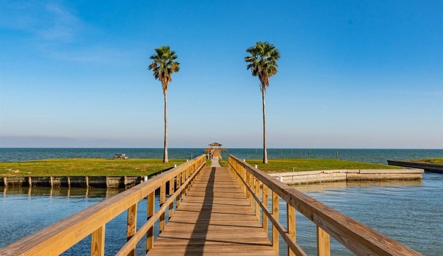 Oma's Place | Lighted Pier and Pool Access!