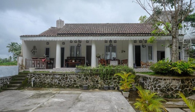 Omah D’Partos by The Lavana