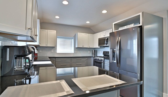 Omaha Gem Near Zoo, Walk DT, WiFi, Smart TVs, Fenced Yard
