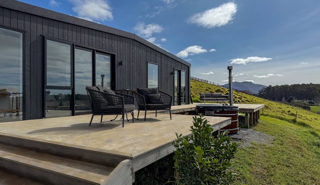 Omakana Cottage - Farm Views & Cedar Hot Tub