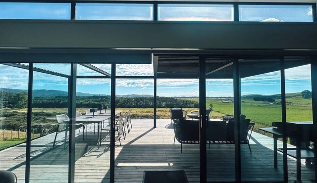 Omakana House - Sunrise Views, Spa & Scenic Deck