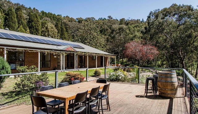 'Omaroo' Homestead Escape amongst Rolling Hills