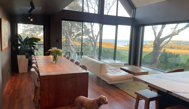 Omega Schoolhouse, Luxury Heritage Home with Ocean & Rural Views. Pet Friendly!