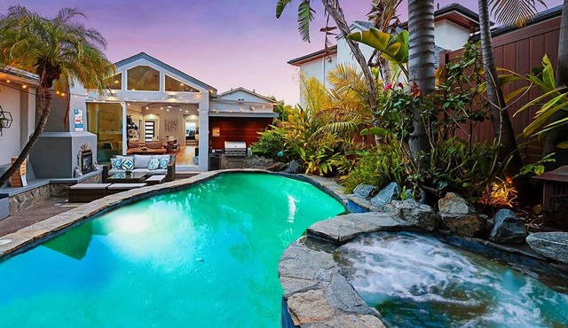 OMG! A BLUE LAGOON IN THE ♥ OF THE CITY? POOL, GAME ROOM, VIEWS, LUXURY