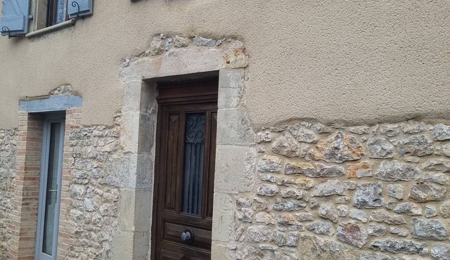 On 1st floor, fully-equipped studio, bedroom, separate shower room for 2 people