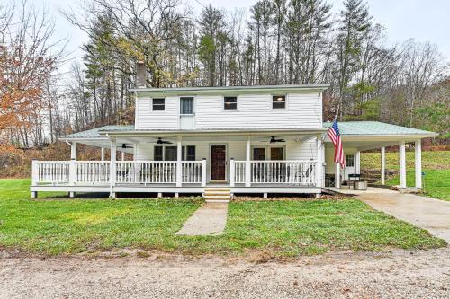On 220 Acres! Hot Tub Haven in West Liberty