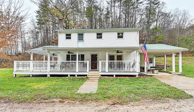 On 220 Acres! Hot Tub Haven in West Liberty
