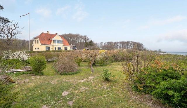 On a beautiful waterfront property awaits you this charming cottage, which offers extra space for a