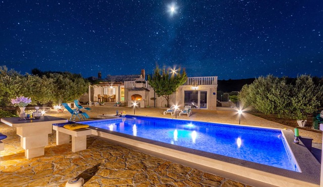 On a fenced natural plot of about 17,000 m², surrounded by olive trees, you will find this nice vaca
