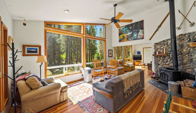 On a Meadow by a Creek in the Shadow of Mt Shasta - Sleeps 8+