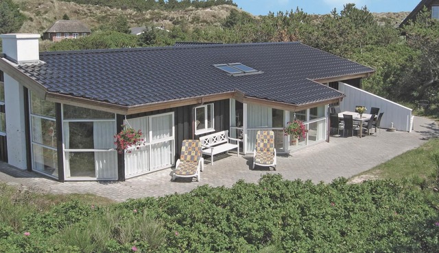 On a planted dune plot not far from the beach lies this well-kept and cozy luxury house with a glass
