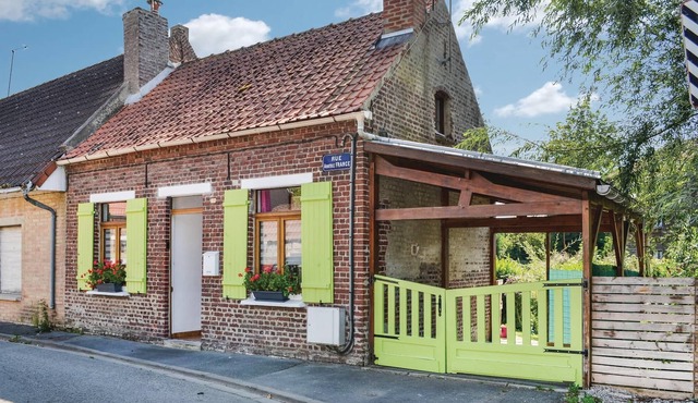 On a riverbank just a few minutes from the city center, this charming vacation home opens its doors