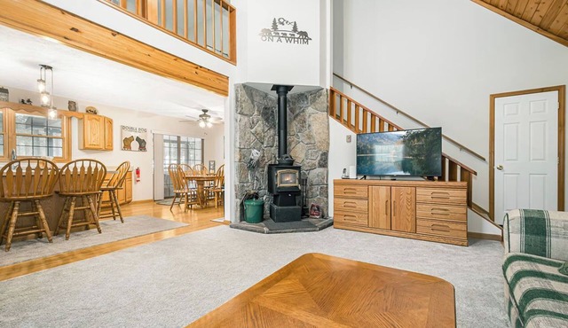 On A Whim | Cozy 2BR Cabin w/Community Lake Access