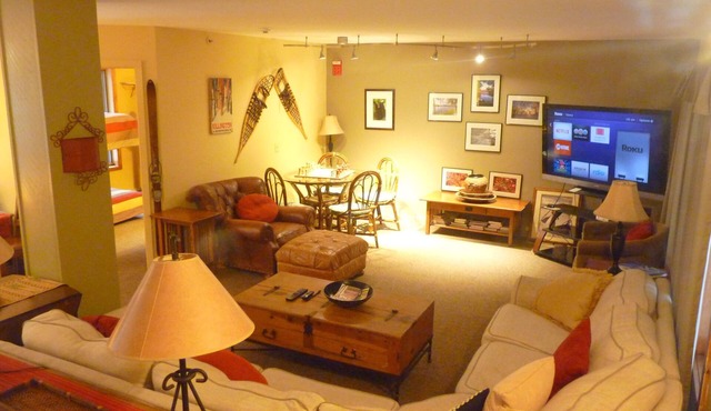 On access road to ski slopes private setting, walk distance to restaurants, bar