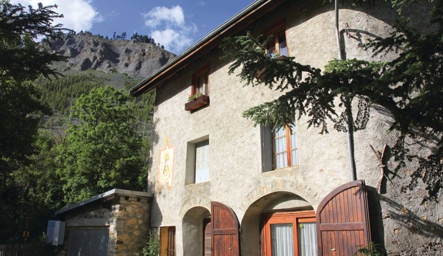 On an exceptional site, old stone house on the edge of the Ecrins park