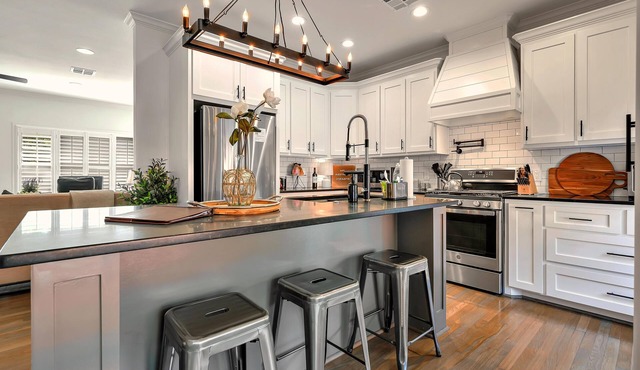 On Austin Ave! Completely remodeled and close to Magnolia, Downtown & Baylor.