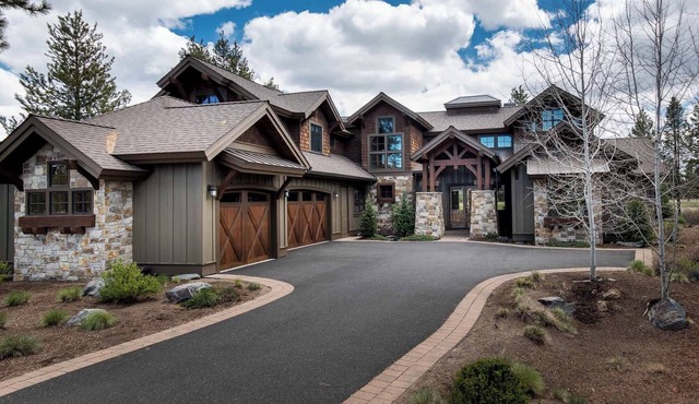 ON CALDERA SPRINGS GOLF COURSE-Spacious 6-bedroom house in enchanting SunRiver!