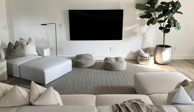 On Cloud Wine | Modern Bungalow | Bubbly Bar, Fire Pit, Badminton