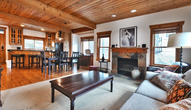 On Deer Valley Drive - Easy Walk/Shuttle to Skiing and Main St.