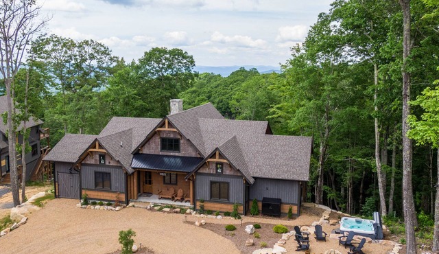 On Eagle's Wings at Eagles Nest - New build, near Winery, new hot tub!