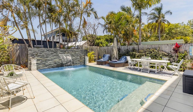 On Esplanade own 2 bedroom flat & pool, close to Manly cafe precinct