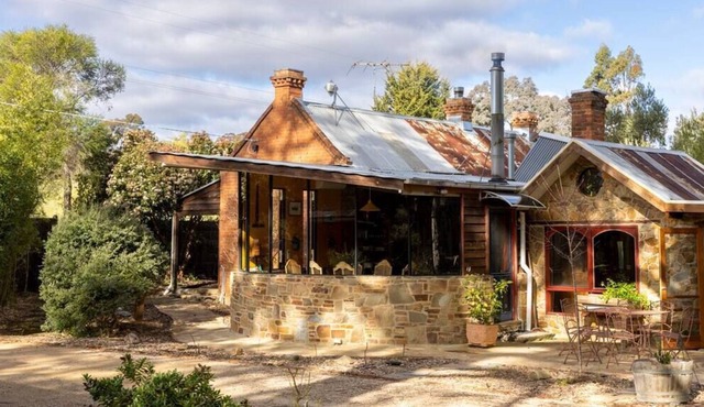 ON GOLDEN POINT - STONE COTTAGE IN CHEWTON