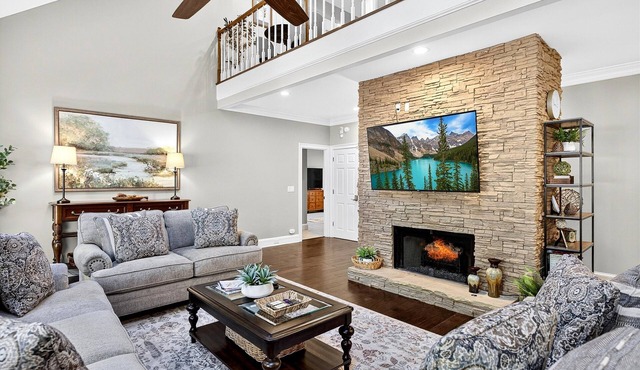 On golf course, 5 minutes to Lake, over 3,000 ft2