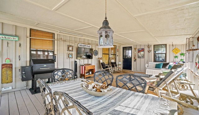 On Indian Pass! 4 Bedrooms, Sleeps 8, Boat Parking, Bikes, Pets Welcome!