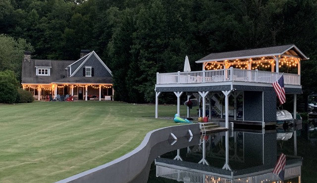 ON LAKE BURTON! LAKE HOUSE WITH BOAT DOCK! BOAT AVAILABLE FOR RENT!