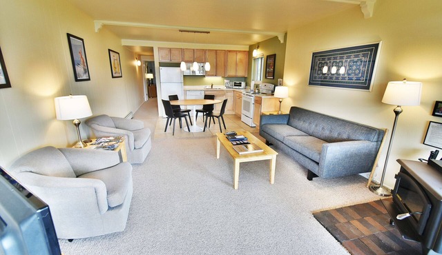 On Lake! End Unit, Hot Tub, Elevator! Easy Drive to 6 Ski Areas, Dining