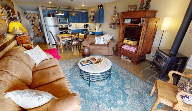 On Lake! Fully Updated! Ground Floor, Hot Tub. Easy Drive to 6 Ski Areas